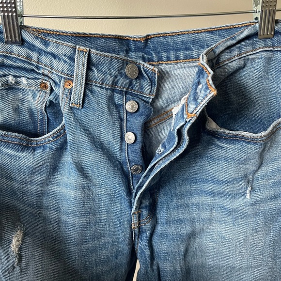 Aritzia Levi Slim Leg Light Wash Distressed Jeans No Flaws - Picture 6 of 6